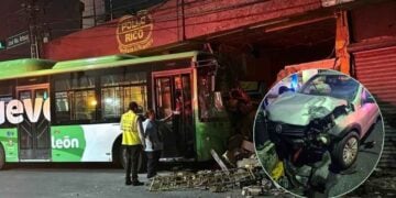 Transporte urbano se impacta contra un negocio de pollos tras colisionar con una camioneta en Monterrey; hay 1 lesionado