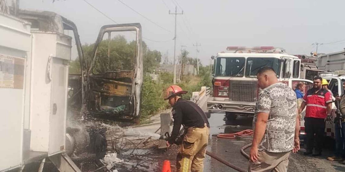 Unidad de CFE arde en llamas en Abasolo, Nuevo León