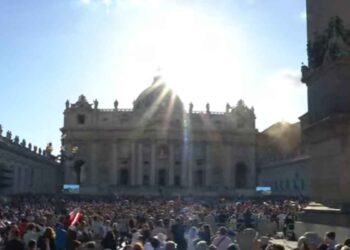 VIDEO: Fumata blanca de la chimenea de la Capilla Sixtina anuncia nuevo Papa