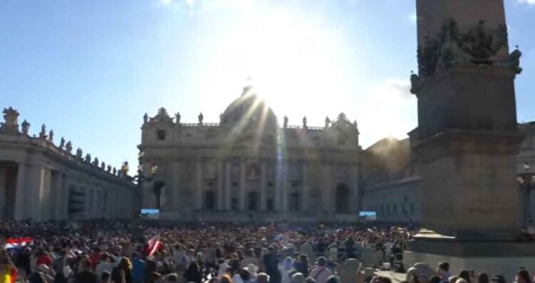 VIDEO: Fumata blanca de la chimenea de la Capilla Sixtina anuncia nuevo Papa
