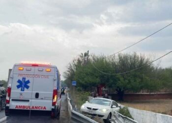 Vehículo derriba muro Hualahuises