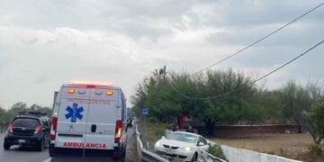 Vehículo derriba muro Hualahuises