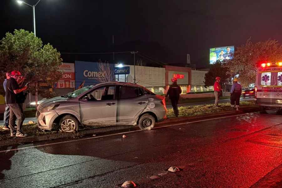 Vehículo vuelca en la Carretera Nacional de Monterrey tras choque; pareja sale ilesa