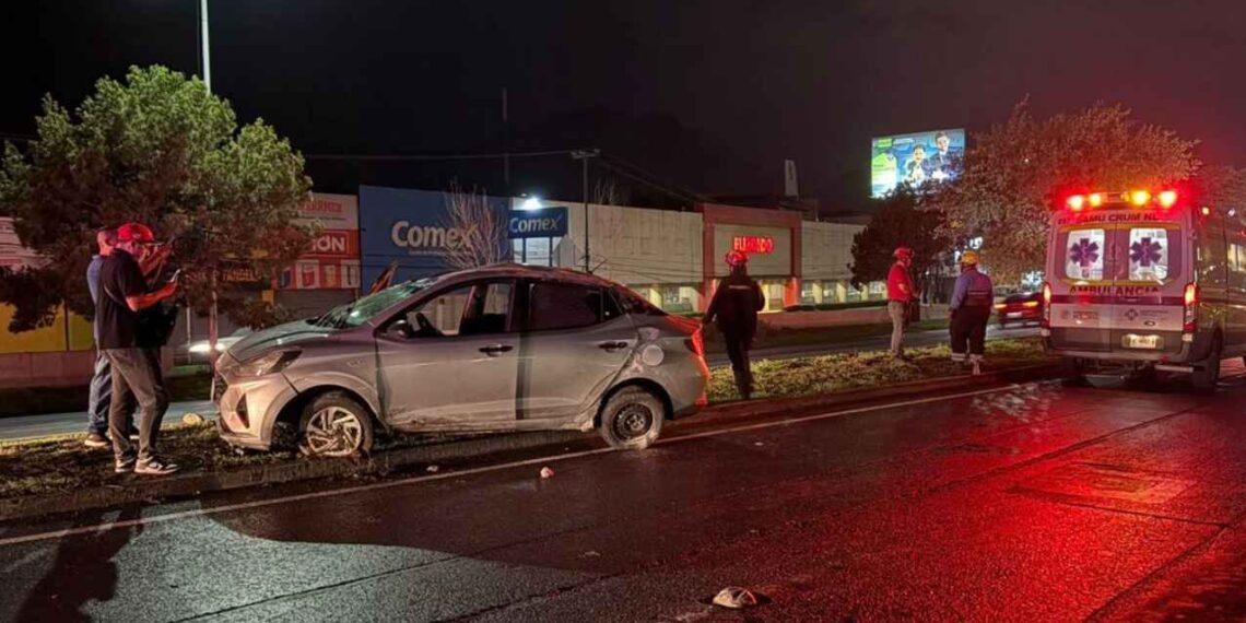 Vehículo vuelca en la Carretera Nacional de Monterrey tras choque; pareja sale ilesa