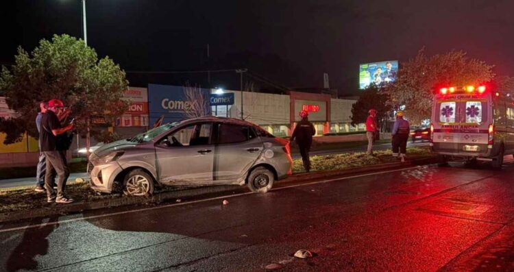 Vehículo vuelca en la Carretera Nacional de Monterrey tras choque; pareja sale ilesa
