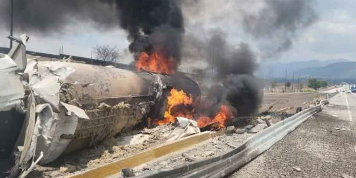 Vuelca pipa y se incendia en la autopista México-Puebla