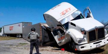 Vuelca tráiler Jiménez