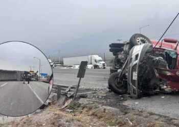 Vuelca tráiler con 20 toneladas de papel en la carretera Saltillo-Monterrey