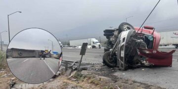 Vuelca tráiler con 20 toneladas de papel en la carretera Saltillo-Monterrey