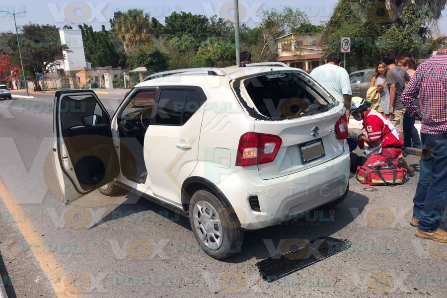 choque entre moto y camioneta en Victoria