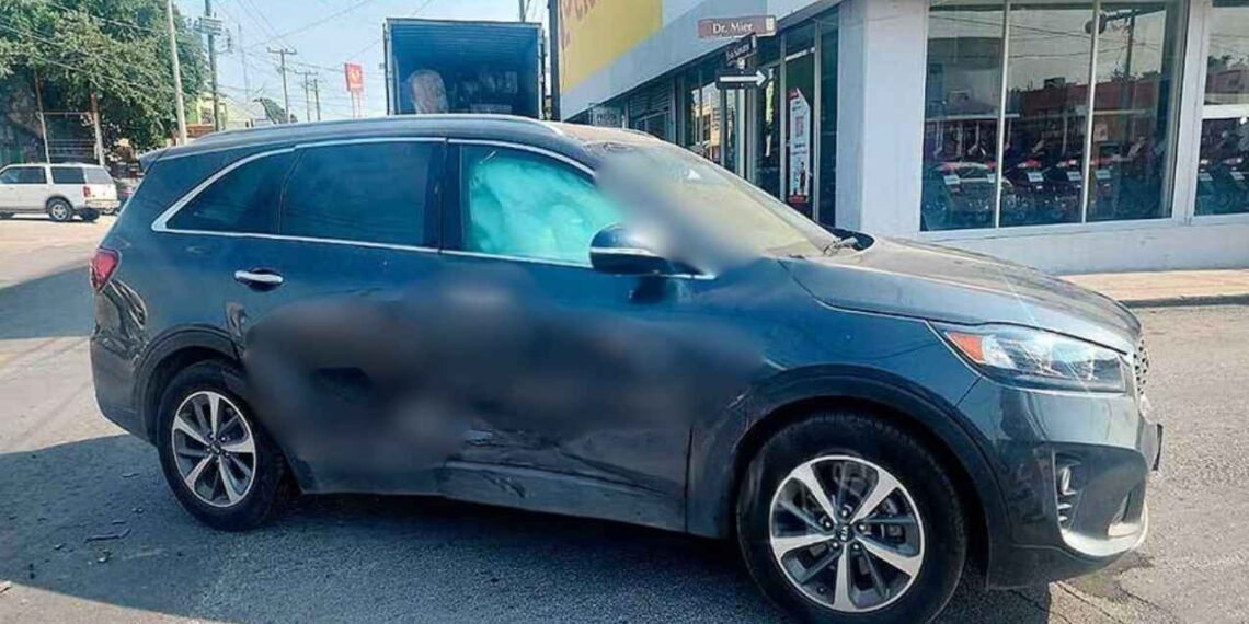 conductor provoca choque Laredo