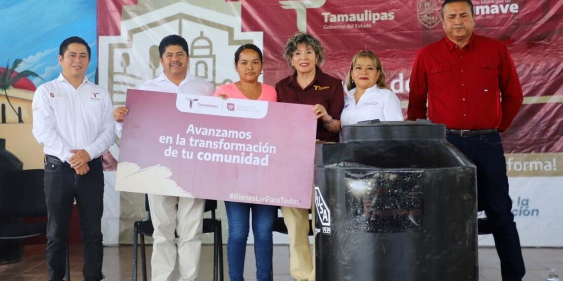 entrega tinacos en Jaumave