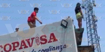 niña intenta saltar de techo en Victoria