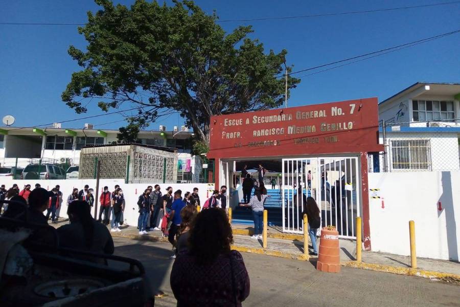 rondines afuera de secundarias en Tampico