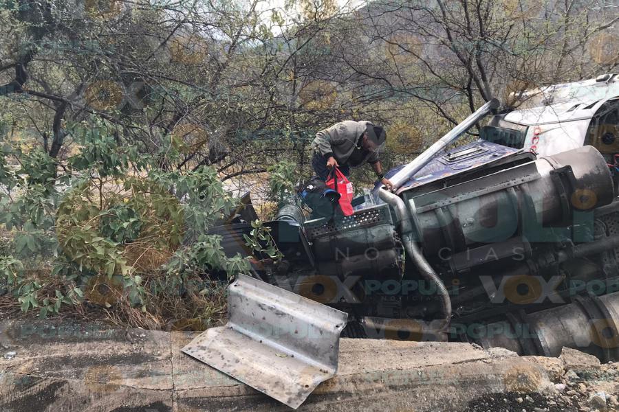 tráiler volcado en Ciudad Victoria
