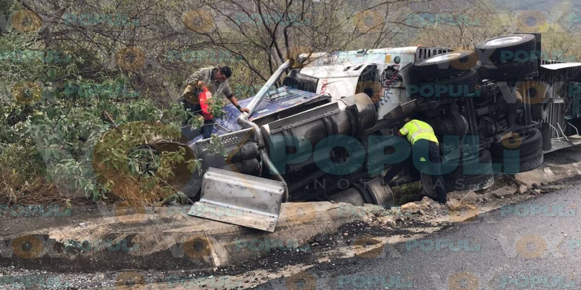 tráiler volcado en Ciudad Victoria