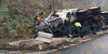 tráiler volcado en Ciudad Victoria