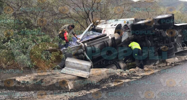 tráiler volcado en Ciudad Victoria