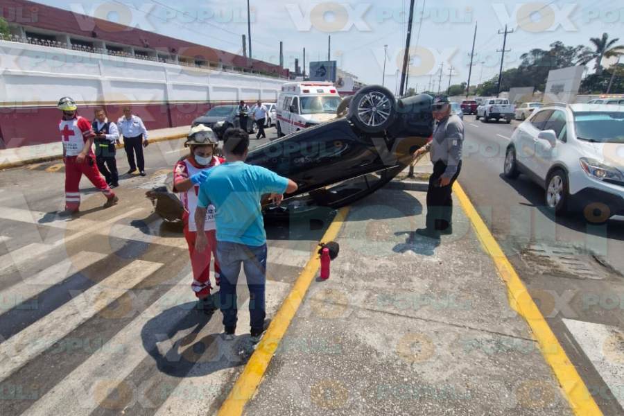 volcadura frente a refinería en Madero