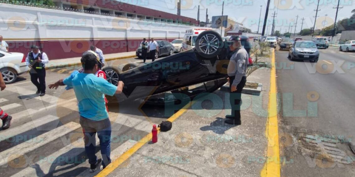 volcadura frente a refinería en Madero