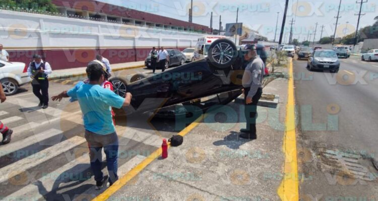 volcadura frente a refinería en Madero