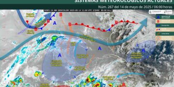 ¿En qué regiones de México originará chubascos el canal de baja presión?