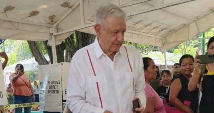 AMLO reaparece en Chiapas para votar en la elección judicial