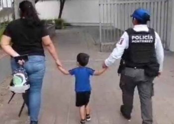 Abandonan a bebé en iglesia del centro de Monterrey, Nuevo León; policía lo resguarda