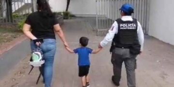Abandonan a bebé en iglesia del centro de Monterrey, Nuevo León; policía lo resguarda