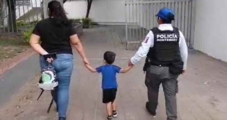 Abandonan a bebé en iglesia del centro de Monterrey, Nuevo León; policía lo resguarda