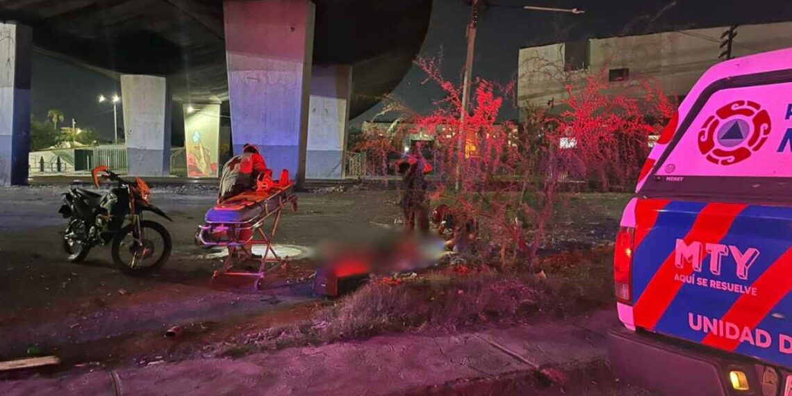 Accidente en la avenida Bernardo Reyes de Monterrey deja un motociclista hospitalizado