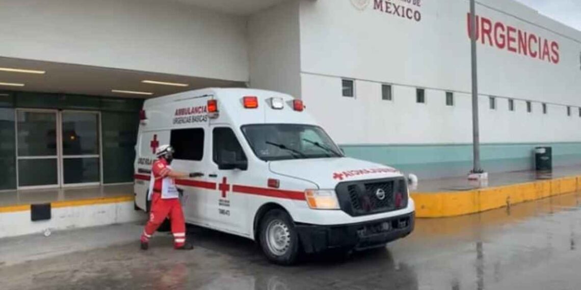 Cruz Roja atiende a hombre en Chedraui de Matamoros