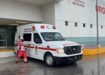 Cruz Roja atiende a hombre en Chedraui de Matamoros