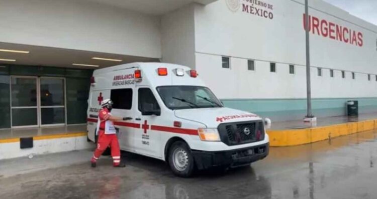 Cruz Roja atiende a hombre en Chedraui de Matamoros