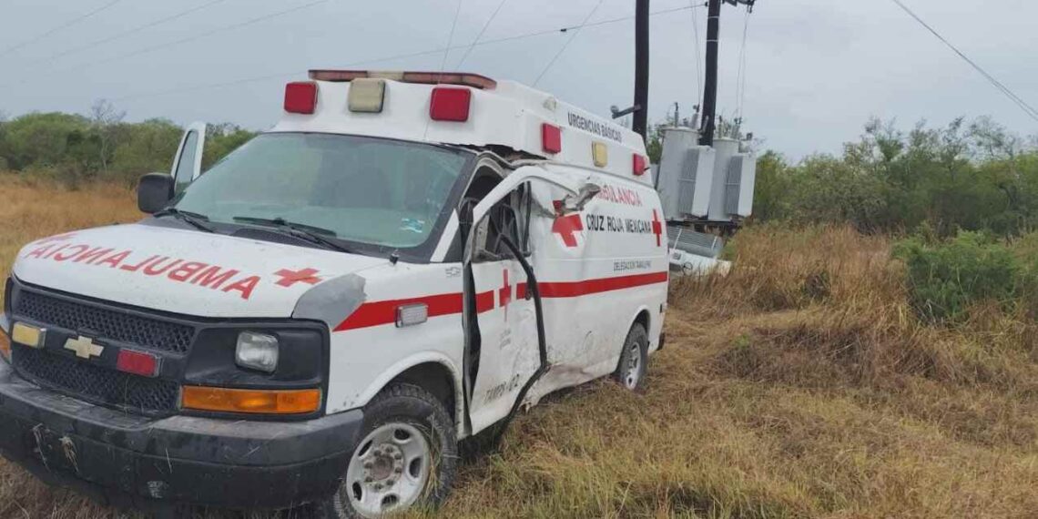 Ambulancia de la Cruz Roja se estrella en la cuesta de Llera, Tamaulipas