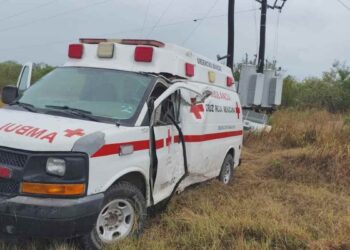 Ambulancia de la Cruz Roja se estrella en la cuesta de Llera, Tamaulipas