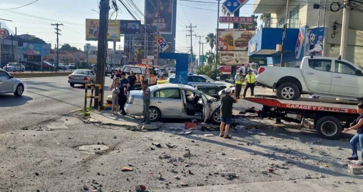 Aparatoso choque en avenida Garza Sada deja un lesionado en Monterrey, NL