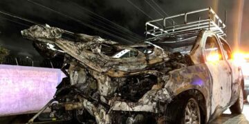 Auto choca, se incendia y es abandonado bajo puente en Reynosa, Tamaulipas