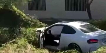 Auto derriba cerca Linares