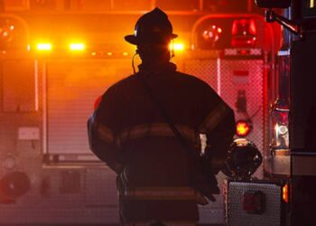 Auto se incendia frente a vivienda en Nuevo Laredo, Tamaulipas