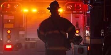 Auto se incendia frente a vivienda en Nuevo Laredo, Tamaulipas