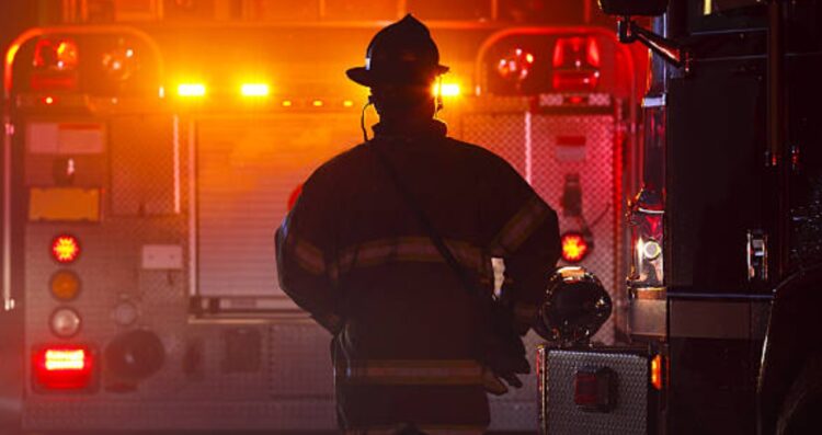 Auto se incendia frente a vivienda en Nuevo Laredo, Tamaulipas