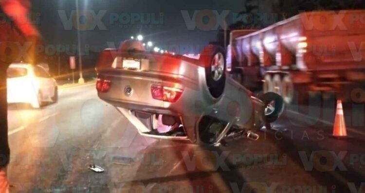 Vehículo volcó tras perder el conductor el control en Altamira