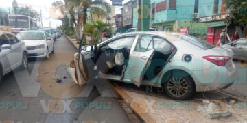Automóvil se estrella contra poste tras recibir cerrón en Ciudad Madero, Tamaulipas