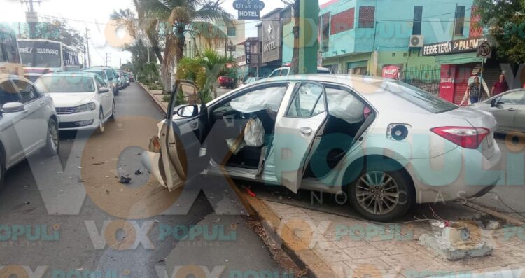 Automóvil se estrella contra poste tras recibir cerrón en Ciudad Madero, Tamaulipas