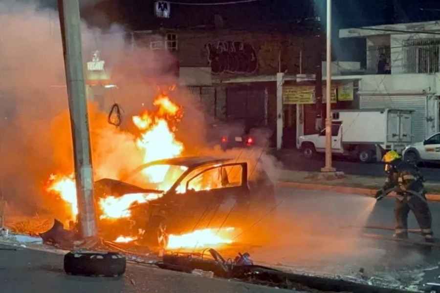 Automovilista huye tras chocar con un repartidor en Monterrey, NL