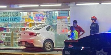Automovilista se impacta en Monterrey contra una farmacia; hay 1 herido