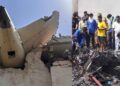 Avión de Air India con al menos 242 tripulantes cae sobre una residencia estudiantil tras despegar