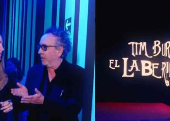 Belinda recibe un dibujo de Tim Burton durante su visita a su exposición en CDMX