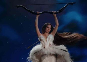 Belinda se preocupa por periodista tras caída en presentación de su disco ‘Indómita’